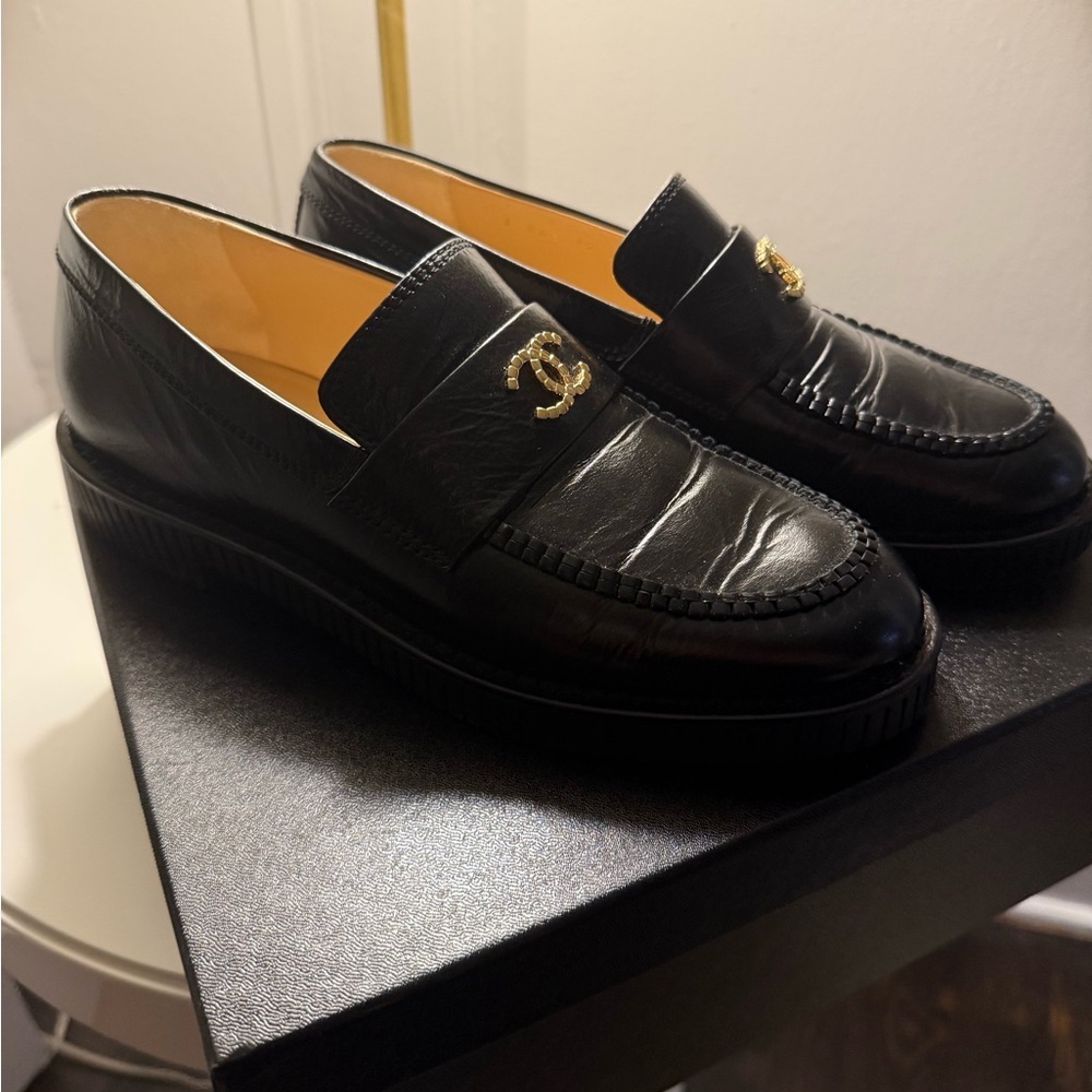 Chanel cruise 2024/2025 Shiny Crumpled Calfskin Black Moccasins - Picture 2 of 16